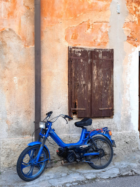 斯洛维尼亚-卡纳尔-旧的蓝色助力车图片下载