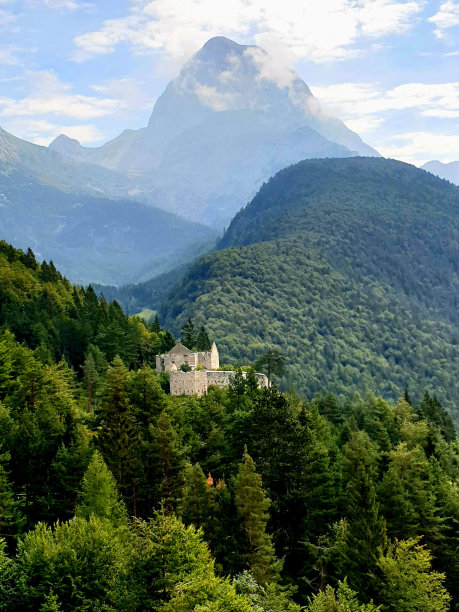 意大利普雷迪尔隘口路的旧废墟图片下载
