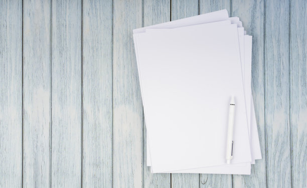 堆空A4纸和pec在蓝色木制背景为您的文字或消息的顶视图。图片下载