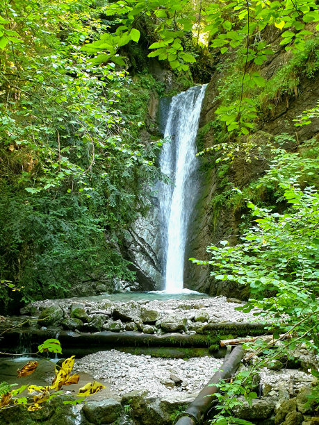 阿尔卑斯山的瀑布图片下载