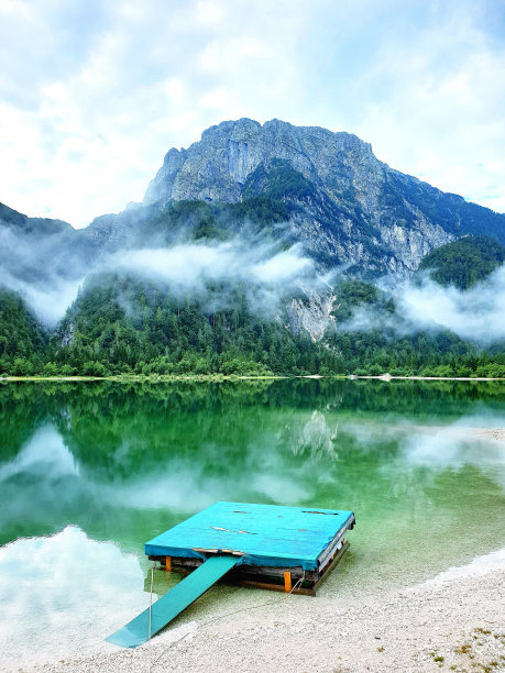 雾和蓝色的码头在普雷迪尔湖-意大利图片下载