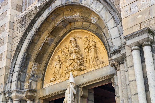 比亚里茨圣欧热尼教堂的大门图片下载