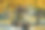 特写泰迪熊坐在秋天公园里的一块石头上图片下载