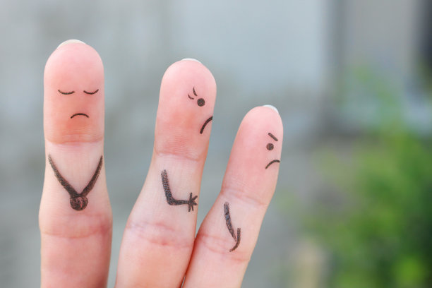 手指艺术的妻子离开丈夫。离婚的概念。图片下载