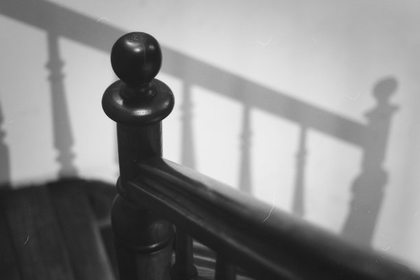 带扶手的木制楼梯。图片下载