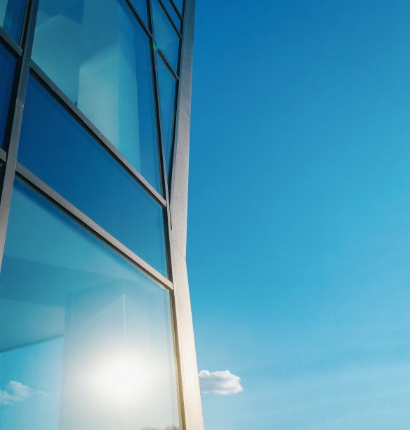 现代建筑的玻璃窗。阳光反射在玻璃上图片下载