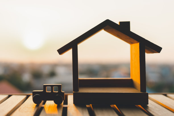 汽车和房屋模型在木桌，概念的合同购买，获得保险或贷款房地产或物业的背景。图片下载