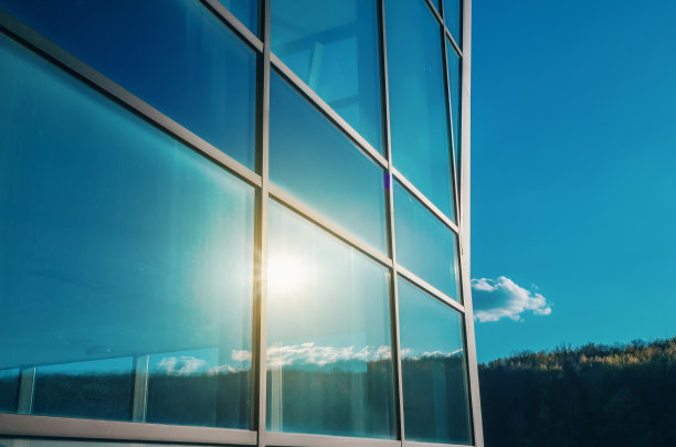 现代建筑的玻璃窗。阳光反射在玻璃上图片下载