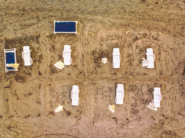 一群车停在垃圾堆附近的沙滩上图片下载