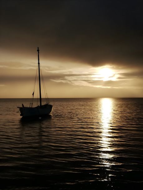 日落时分的船，美丽的彩色天空。图片下载
