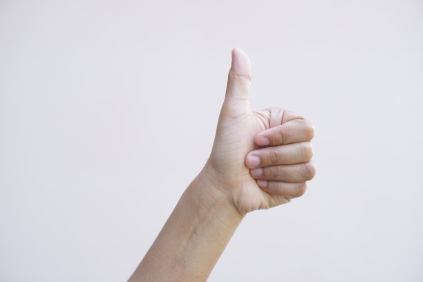 女人竖起大拇指表示优秀。图片下载