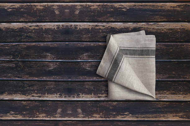 在深色的老式木制桌子上，俯瞰餐具餐巾。增加了文字的复制空间，适合你的食物或饮料的概念背景。图片下载