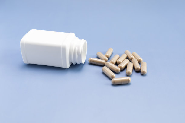 散丸，滑榆胶囊，白瓶，蓝底容器。膳食营养补充剂，药物。Ulmus Fulva，草药治疗概念。水平面图片下载