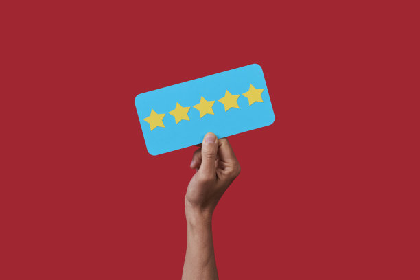 一个人举着一个有五颗星的牌子图片下载