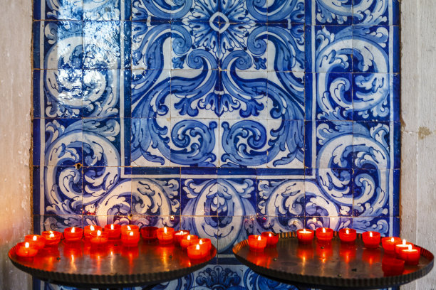 欧洲葡萄牙奥比多斯，蓝色葡萄牙瓷砖的圣玛丽亚教堂内部图片下载