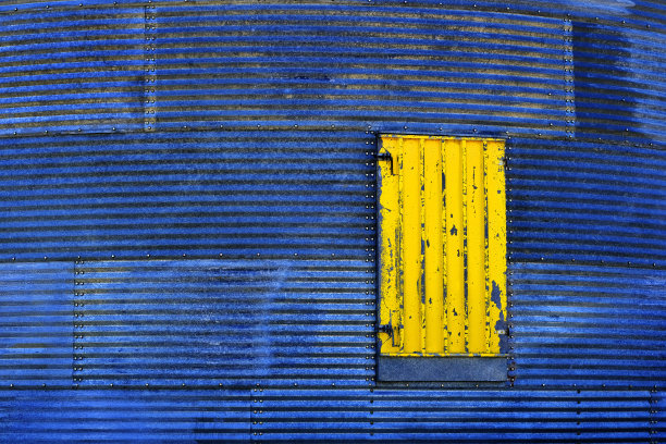 旧风化的波纹金属建筑，黄门图片下载