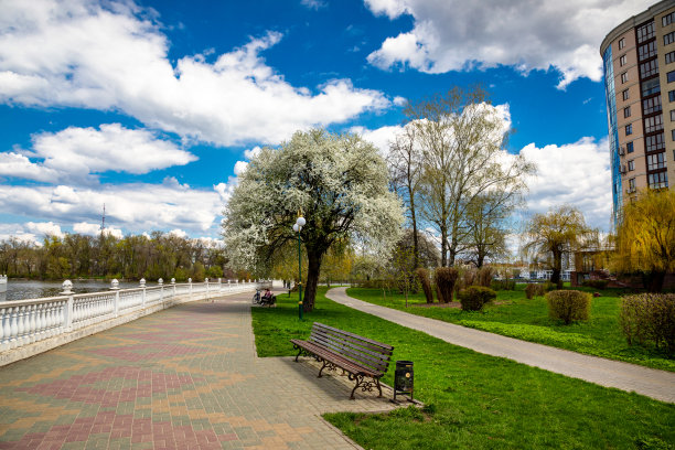 赫梅利尼茨基市的春日河堤。图片下载