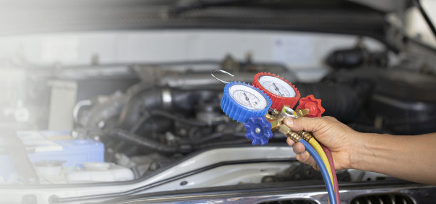 汽车空调检查服务检漏并充注制冷剂。图片下载
