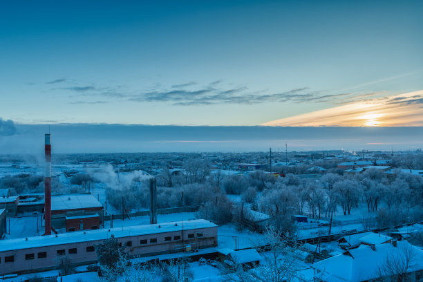 冬季早晨白雪覆盖的房屋的景色图片下载