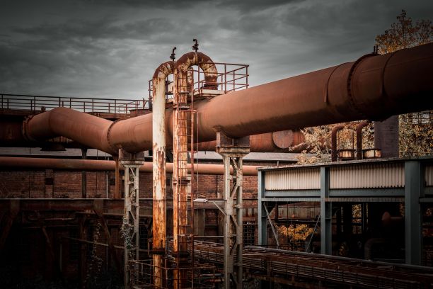 废弃的建筑，多根生锈的管道。德国的老工厂。图片下载