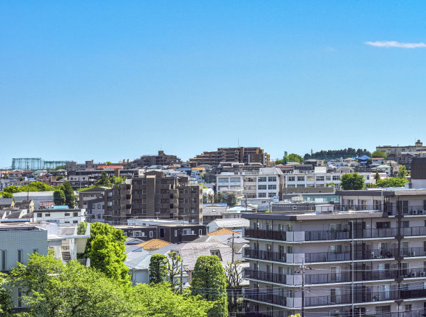 住宅区和蓝天。图片下载