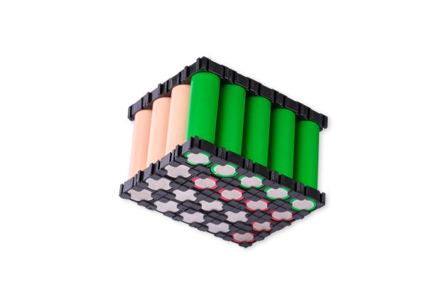 锂电池包在黑色塑料持有人在白色背景。图片下载