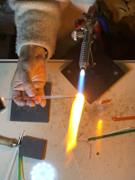 以火炬工艺加工玻璃首饰，玻璃制品工艺制造图片下载