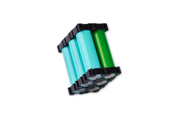 锂电池包在黑色塑料持有人在白色背景。图片下载