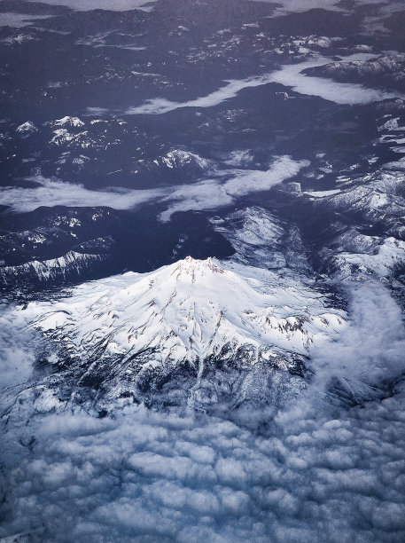 白雪覆盖的精灵湖图片下载