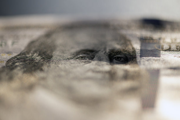 黑色背景上的几百美元图片下载