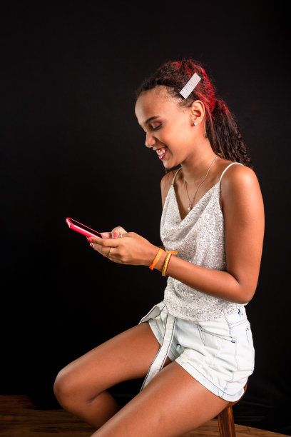 少年，快乐，玩手机。图片下载