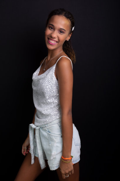 工作室里十几岁的模特肖像，穿着白色的衣服，图片下载