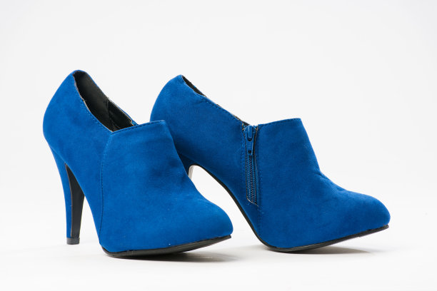 白色背景上的一组鞋子照片图片下载