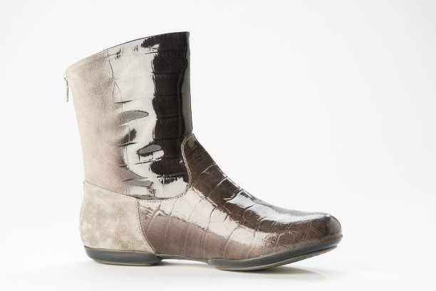 白色背景上的一组鞋子照片图片下载