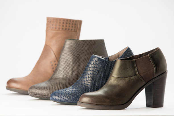 白色背景上的一组鞋子照片图片下载