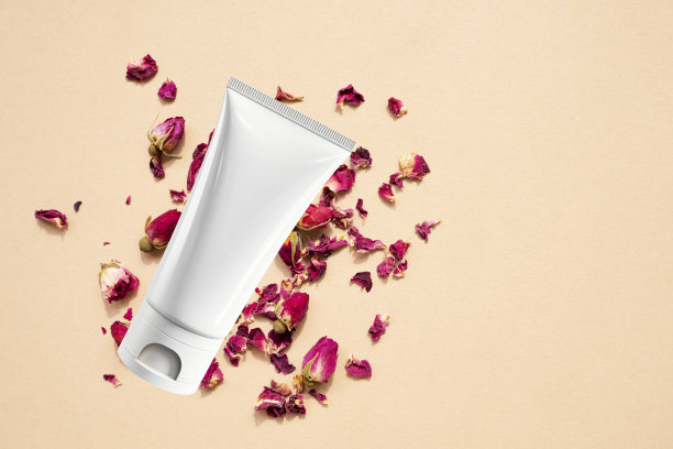 一个白色塑料瓶的模型，用于药品或化妆品护肤产品的品牌和米色背景上的天然玫瑰花蕾。图片下载