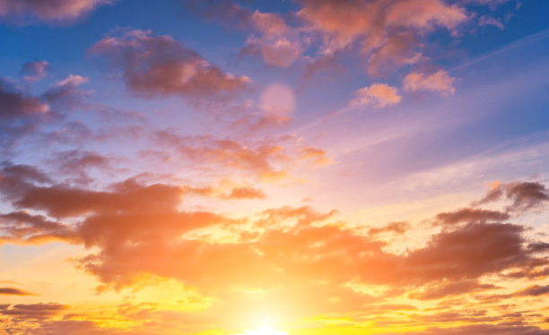 在黄昏或早晨，在日落或黎明的天空中，太阳的光线穿过云层。信念的概念，希望最好的或好天气。图片下载