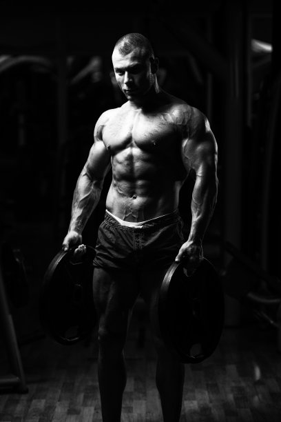 手持重物的健美运动员图片下载