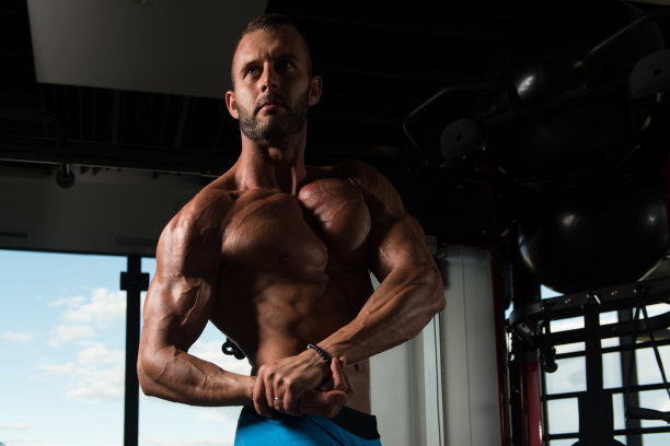 健美运动员伸展肌肉图片下载