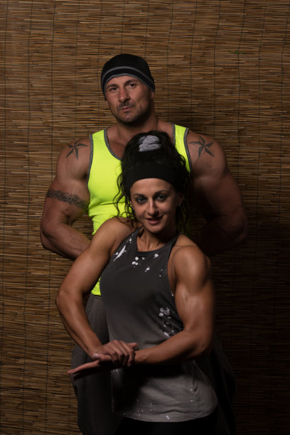 健身夫妇在健身房展示他们的身体图片下载