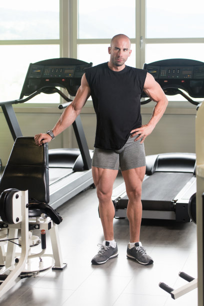 肌肉男在健身房锻炼肌肉图片下载