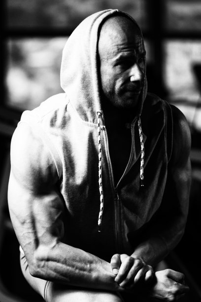 运动后在健身房休息的肌肉男图片下载