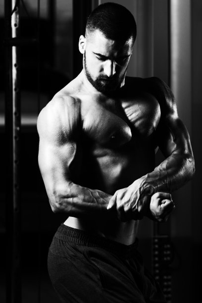 健美运动员表演侧胸姿势图片下载