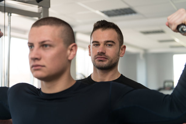 私人教练在健身房帮助客户图片下载