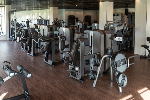 现代健身房内部与设备图片下载