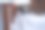 冬天，一名男子在房子的院子里清扫积雪图片下载