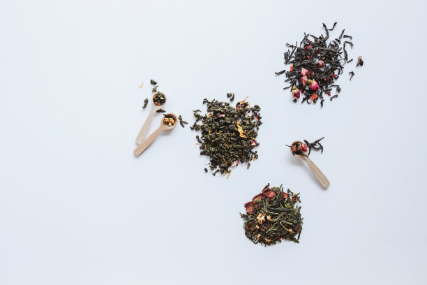 草药不同类型的茶和木勺在白色背景顶视图图片下载