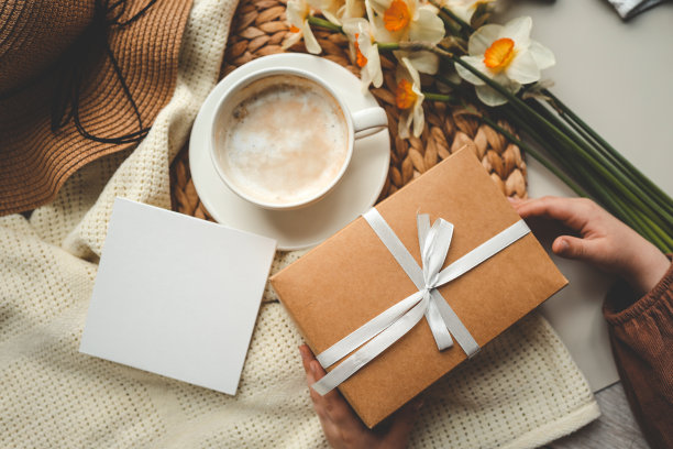 俯视图春天构图，咖啡杯，礼盒和帽子图片下载