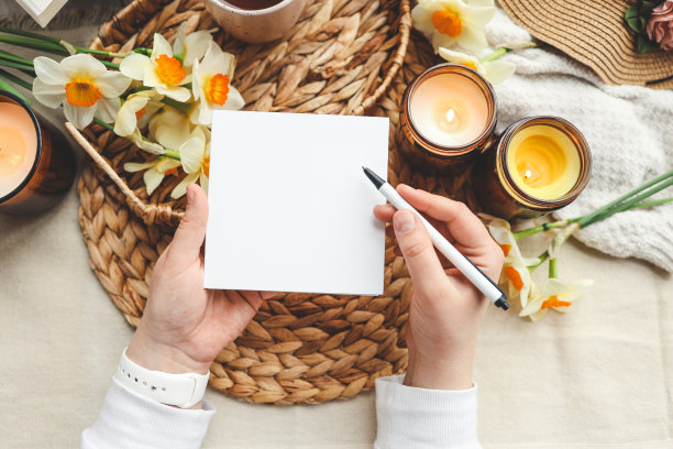 一张白纸，上面有你祝贺的地方，还有蜡烛和鲜花图片下载