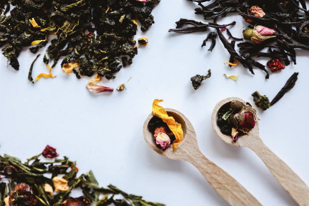 木勺里的花草茶特写图片下载